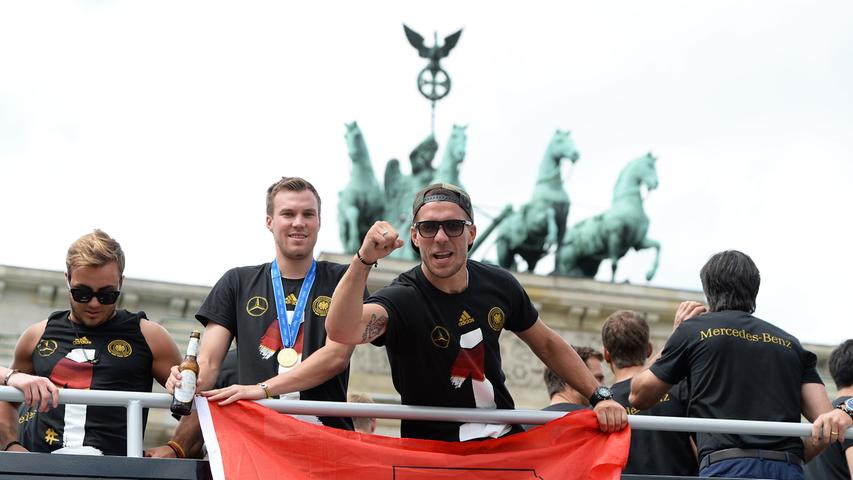 Logisch, dass sich Deutschlands Nationalhelden - allen voran Gute-Laune-Bär Lukas Podolski ebenfalls "wie Schnitzel" auf die Ankunft am Brandenburger Tor freuten.