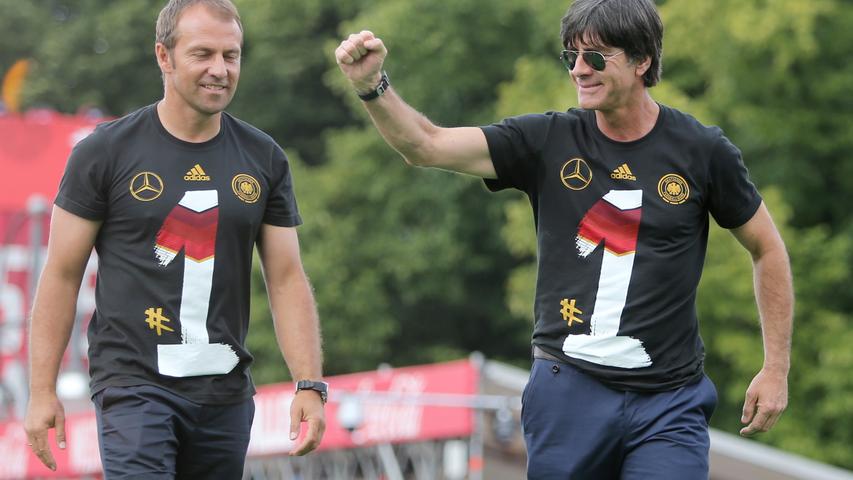 Gut gemacht! Dank Bundestrainer Joachim Löw und seinem Assistenten Hans-Dieter Flick führt der DFB nun vier Weltmeister-Titel auf dem Briefkopf. Löws Kommentar: "Wir sind alle Weltmeister".,