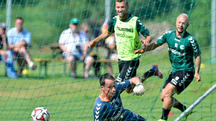 Beim Abschlussspielchen stellt sich auch Frederik Gößling zwischen die Pfosten. Der Torwarttrainer muss allerdings den ein oder anderen Gegentreffer hinnehmen.