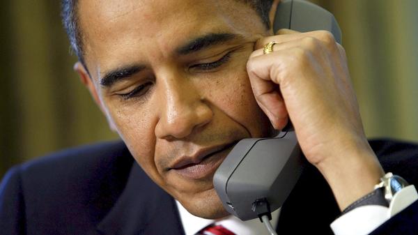 Eigentlich kein Visionär, kein Träumer, kein Erneuerer und vor allem: eigentlich kein amerikanischer Präsident. Barack Obama bleibt ein Rhetoriker vor dem Herren, das ist unbestritten. In verschiedensten Uni-Seminaren werden seine Reden analysiert - auf ihre Brillanz hin. Als Showman und Präsident des digitalen Zeitalters der Sozialen Netzwerke machte er eine gute, ach was, coole Figur. "Yes, we can!" Dahinter aber war Barack Obama ein bierernster Realpolitiker, er regierte und reagierte mit Augenmaß, war grundlegend skeptisch gegenüber militärischen Mitteln und auf multilaterales Vorgehen im internationalen Ränkespiel bedacht. Im Grunde also: ein europäischer Politiker. Mit seinen innenpolitischen Reformen gelangen ihm Dinge, an denen sich seine Vorgänger allzu oft die Zähne ausbissen, allen voran "Obamacare" - ein Gesetz, das erstmals allen US-Amerikanern Zugang zu einer Krankenversicherung ermöglicht. Die US-Wirtschaft stabilisierte sich unter Obamas Administration, außenpolitisch hat er teils uralte Mauern niedergerissen und Diplomatie hergestellt. Er schonte das Leben amerikanischer Soldaten und setzte auf völkerrechtlich umstrittene Kampfdrohnen. Sie trafen ganz und gar nicht immer ihr Ziel, sondern auch unschuldige Kinder, Frauen, Männer. Diese Menschen starben geheim, unbeachtet von der Weltöffentlichkeit. Im Vergleich zu den Kriegen und Interventionen früherer Präsidenten blieben die Opferzahlen aber sehr gering. Bisweilen verzettelte sich der Demokrat auch in Sachen amerikanischer Zurückhaltung: Das Gefahrenpotenzial des syrischen Bürgerkrieges beispielsweise unterschätzte er vollkommen, während er den "Arabischen Frühling" überschätzte. Doch das taten viele, vor allem in Europa. Dass er bis zum Ende seiner zweiten Amtszeit ein starker Präsident blieb, ist seinem eigentlich knallharten Naturell zu verdanken, das weit weniger liberal und progressiv war, als seine Anhänger stets glaubten. So schaffte er es sogar gegen einen republikanischen Kongress einzelne Erfolge zu erzielen, obwohl man dort partout alles blockierte, was Obama vorbrachte - ein Vorgeschmack auf die Hyperpolarisierung kommender Jahre. Der NSA-Skandal und die Nicht-Schließung von Guantanamo bleiben große Makel in Obamas Bilanz: Nicht, weil er ihr Urheber war, sondern, weil er sie nicht zu verhindern beziehungsweise durchzusetzen wusste. Seine persönlichste Niederlage aber dürfte gewesen sein, dass sich in seinen acht Jahren Amtszeit die Gräben zwischen den Ethnien im Land weiter auftaten. Ein großer Präsident ist Obama dennoch. Und allein schon durch seine Hautfarbe hat der erste afroamerikanische US-Staatschef Geschichte geschrieben. Klar: Nach dem Debakel Bush waren die Erwartungen in Obama so gigantisch und unrealistisch, dass es zwangsweise zur Ernüchterung kommen musste. Niemand aber, wirklich niemand, wollte ahnen wie radikal fast die Hälfte der US-Wähler 2016 antworten würde - sei es aus Enttäuschung oder grundlegender Gegnerschaft zu Barack Obama.