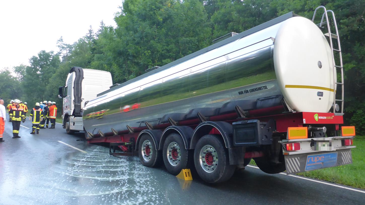 Milchlaster verunglückt: 5000 Liter Molke fließen auf Straße