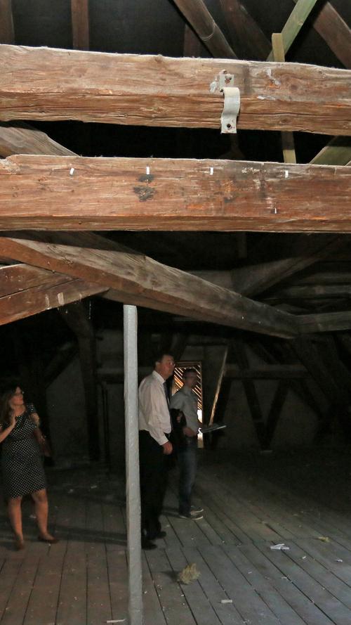 Der 330 Jahre alte Dachstuhl wurde nur aus Holz gebaut. Das Gebälk wird auch in den neuen Wohnungen zu sehen sein.