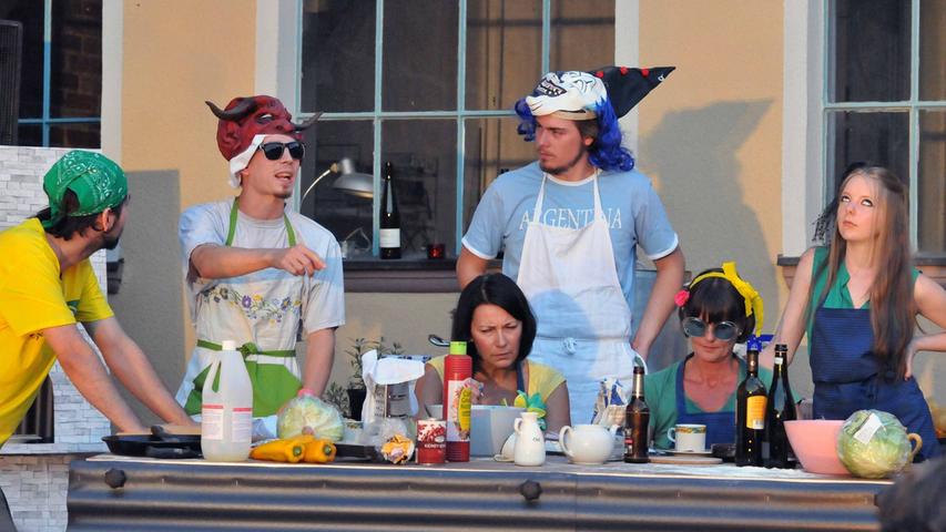 TME spielt „Dirty Dishes“: Chaos, Humor und Sozialkritik im Gaswerk-Hof