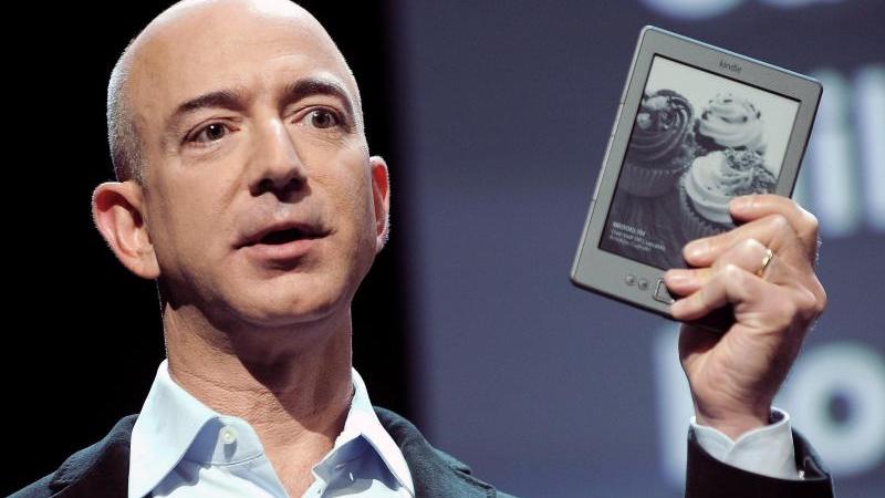 ...Jeff Bezos entstand. Das Vermögen des Amazon-Gründers wird auf 112 Milliarden Dollar geschätzt. Weil sich die Aktien des Online-Versandhändlers so gut entwickeln, hat sich sein Geld innerhalb des vergangenen Jahrs fast verdoppelt. Erstmals nahm ein Mensch damit die Hürde von 100 Milliarden Dollar Vermögen.