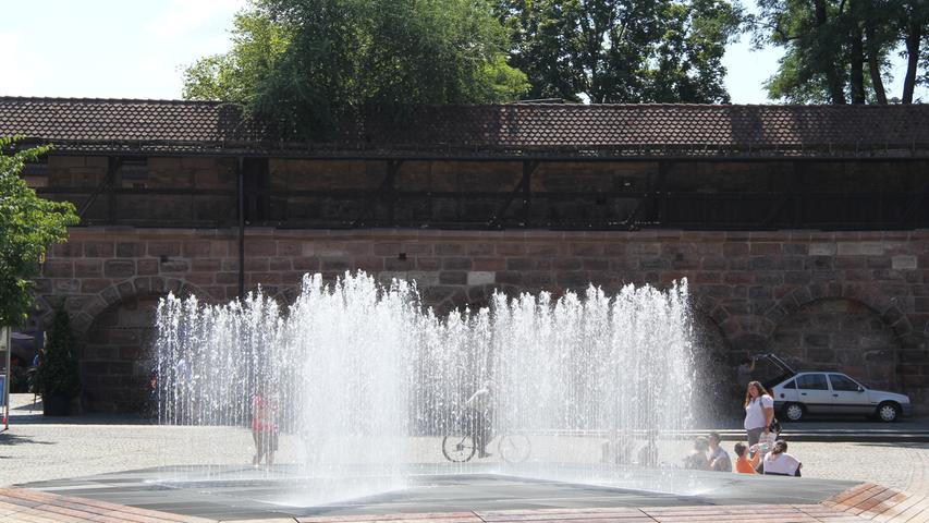 Der Brunnen besteht aus einem System von 16 Wasserwänden, die abwechselnd an- und ausgeschaltet werden können, was so für das Wasserspiel sorgt.