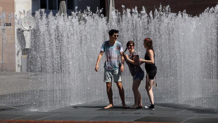 Nasse Kunst gegen die Hitze: Brunnen am Klarissenplatz