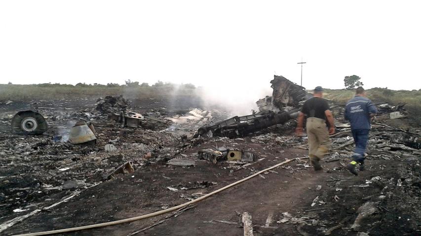 Ein Team von OSZE-Mitarbeitern verschaffte sich einen Tag nach der Flugzeugkatastrophe Zugang zum Unfallort. Separatisten überwachten die Einsatzkräfte.