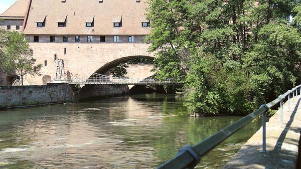 Jahrhundertelang brachte ein Holzsteg die Nürnberger über die Pegnitz. 1824 entstand dann der Kettensteg, die erste eiserne Hängebrücke auf dem europäischen Festland. Nicht nur dieser Meilenstein der Technikgeschichte, sondern auch eines der schönsten Nürnberger Biergärten an seinem nördlichen Ende, ist einen Besuch wert.