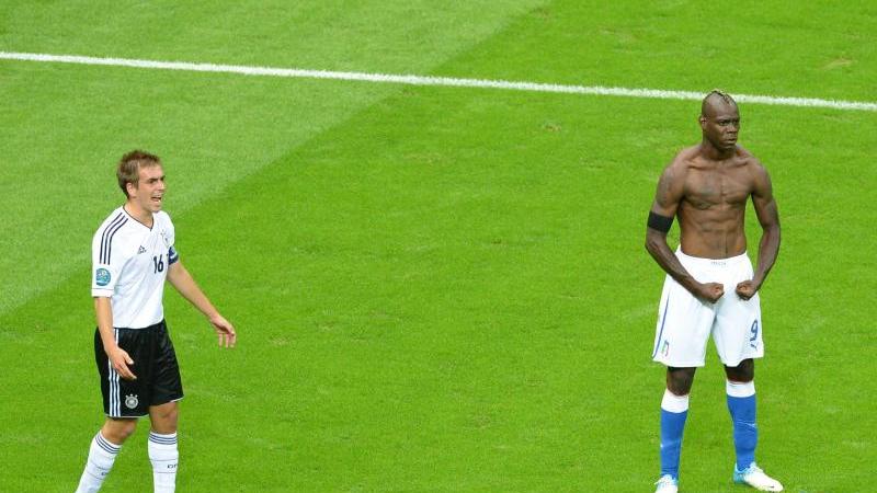 Den letzten Tiefpunkt in Lahms Nationalmannschaftskarriere markierte das EM-Halbfinale 2012 gegen Italien. Beim 1:2 posierte Doppeltorschütze Mario Balotelli martialisch, während in Lahm der pure Frust wütete.