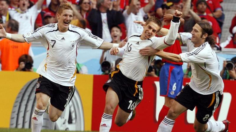 WM 2006: Beim "Sommermärchen" in Deutschland sicherte 
 Schweinsteiger dem DFB-Team mit dem 3:1-Erfolg gegen Portugal Platz drei. Der Bayern-Profi war an allen drei Treffern beteiligt.