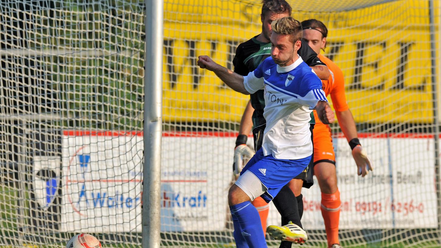 Oliver Seybold, hier schon im blau-weißen Trikot des Jahn, im Spiel gegen seinen alten Verein Eltersdorf. In seiner zweiten Saison scheint der Stürmer in Forchheim angekommen zu sein.