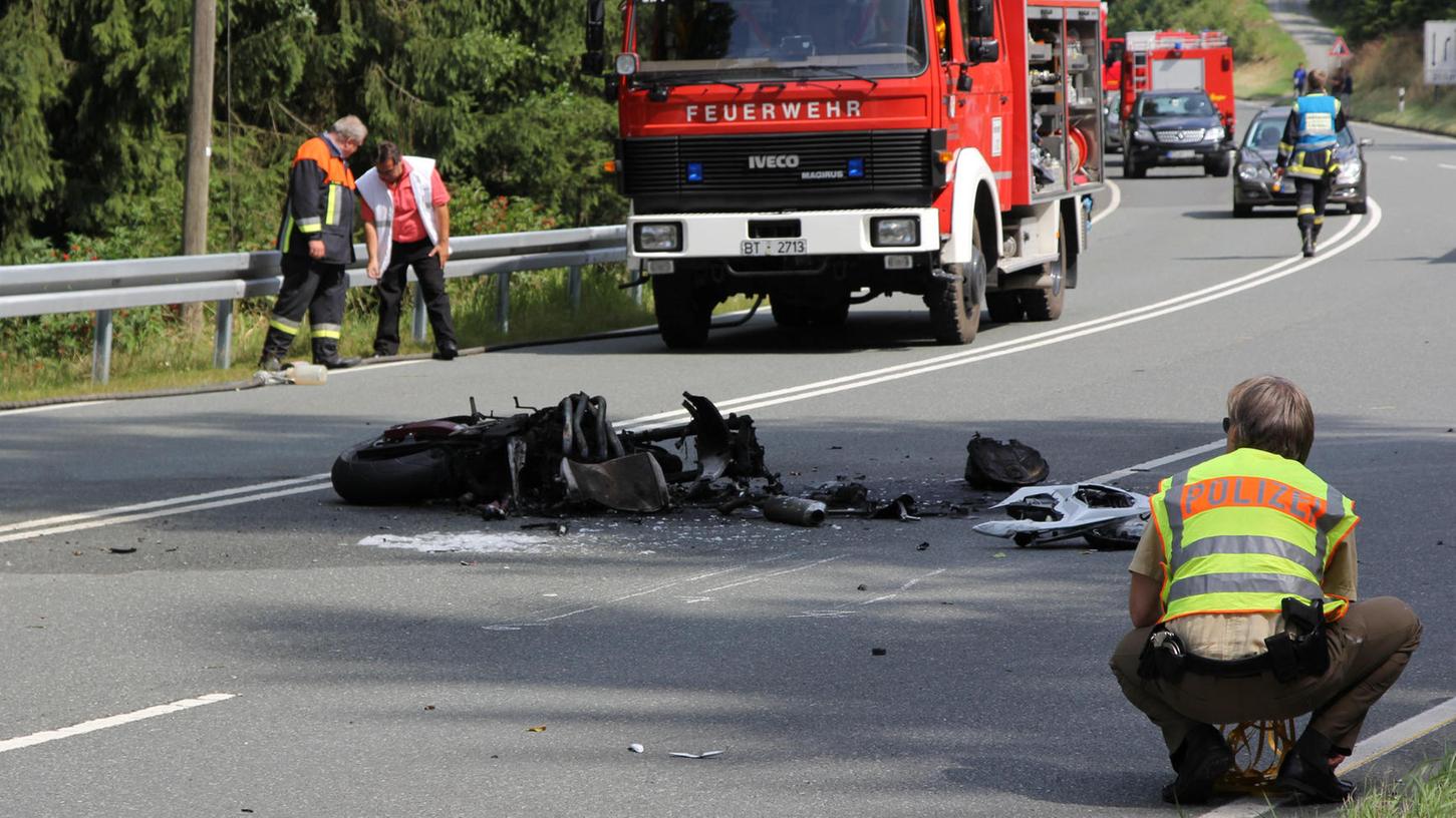 Ein 24-Jähriger Motorradfahrer starb auf der B303 zwischen Bad Berneck und Bischofsgrün
