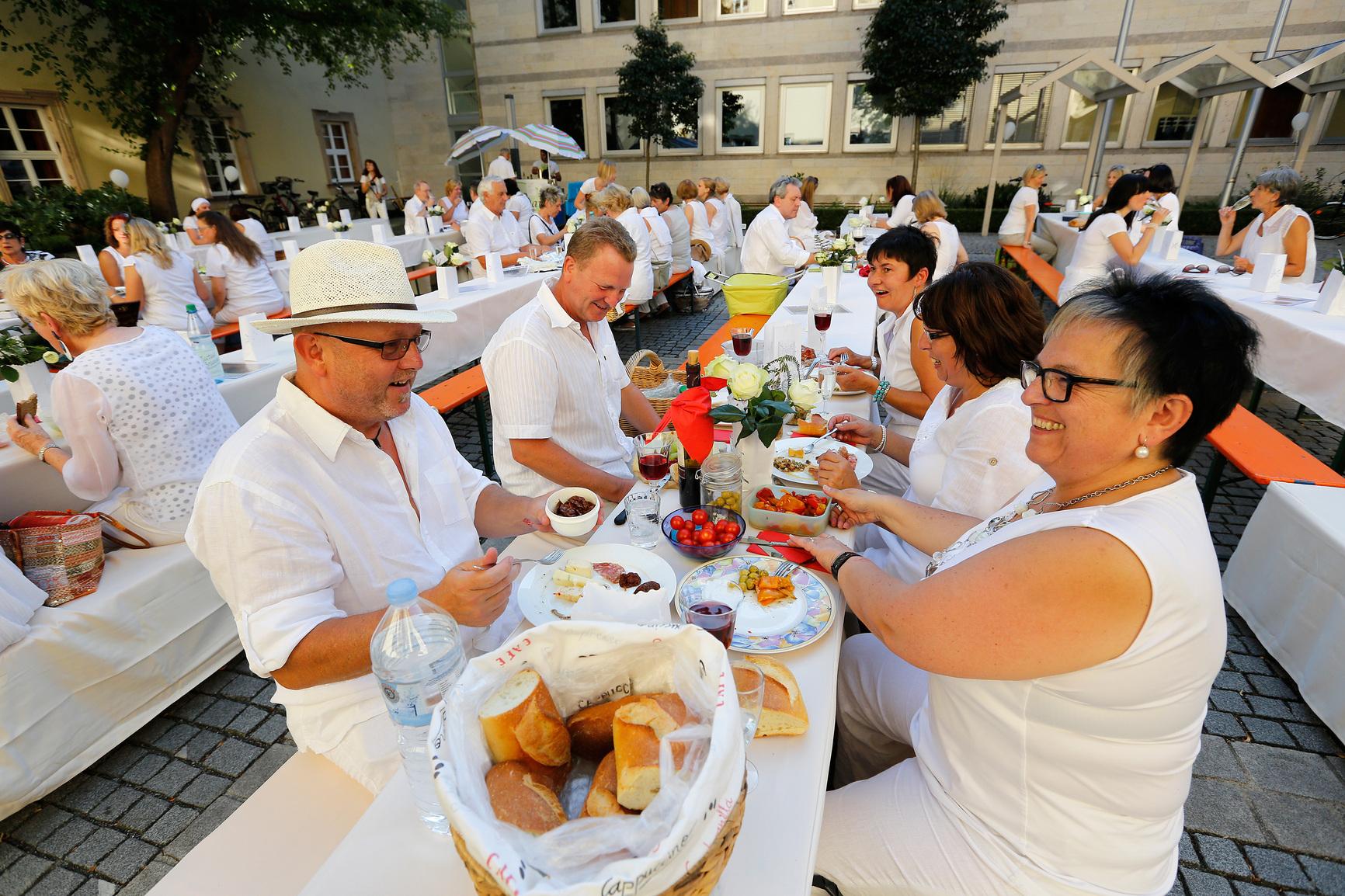 Sommer &amp; Sekt im Schlosshof: Dîner in Weiß in Herzogenaurach ...