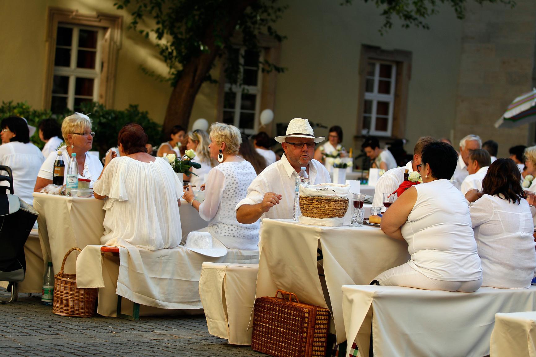 Sommer &amp; Sekt im Schlosshof: Dîner in Weiß in Herzogenaurach | Nordbayern