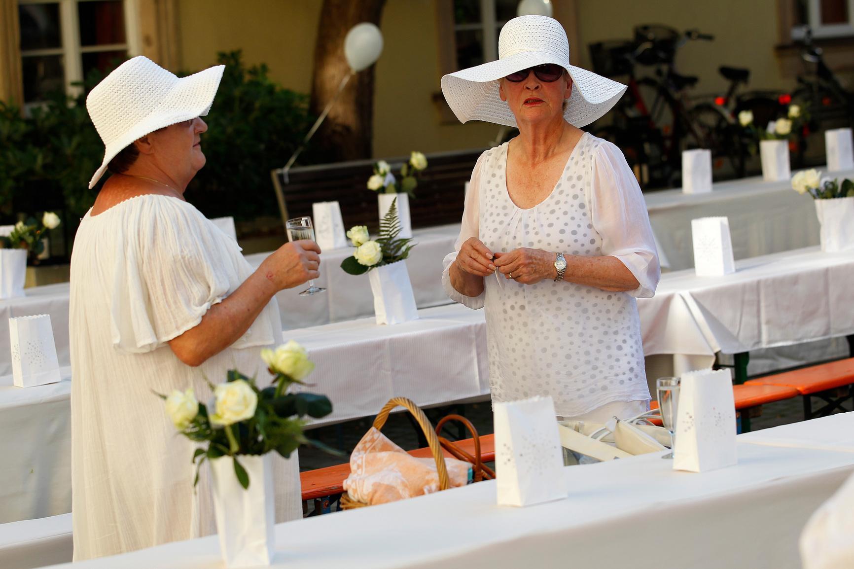 Sommer &amp; Sekt im Schlosshof: Dîner in Weiß in Herzogenaurach | Nordbayern