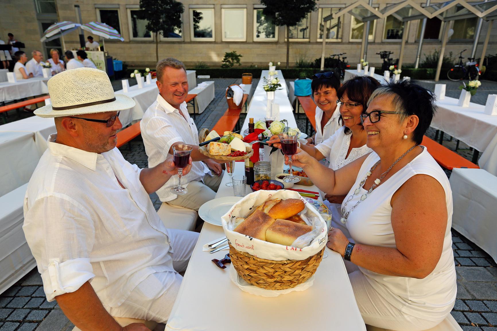 Sommer &amp; Sekt im Schlosshof: Dîner in Weiß in Herzogenaurach | Nordbayern