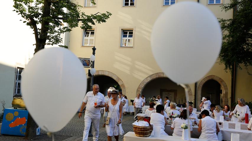 Sommer & Sekt im Schlosshof: Dîner in Weiß in Herzogenaurach