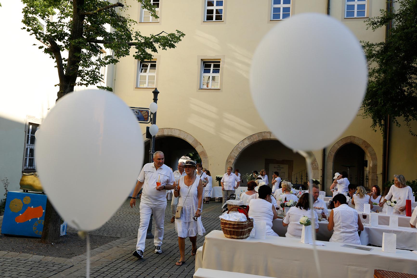 Sommer &amp; Sekt im Schlosshof: Dîner in Weiß in Herzogenaurach | Nordbayern