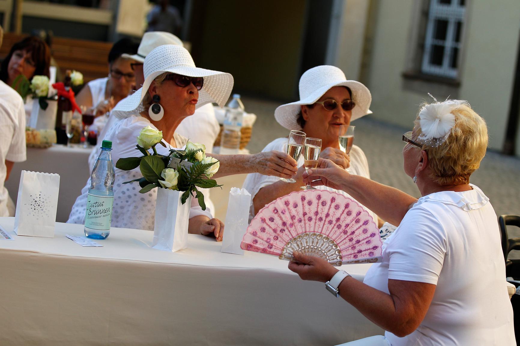 Sommer &amp; Sekt im Schlosshof: Dîner in Weiß in Herzogenaurach | Nordbayern