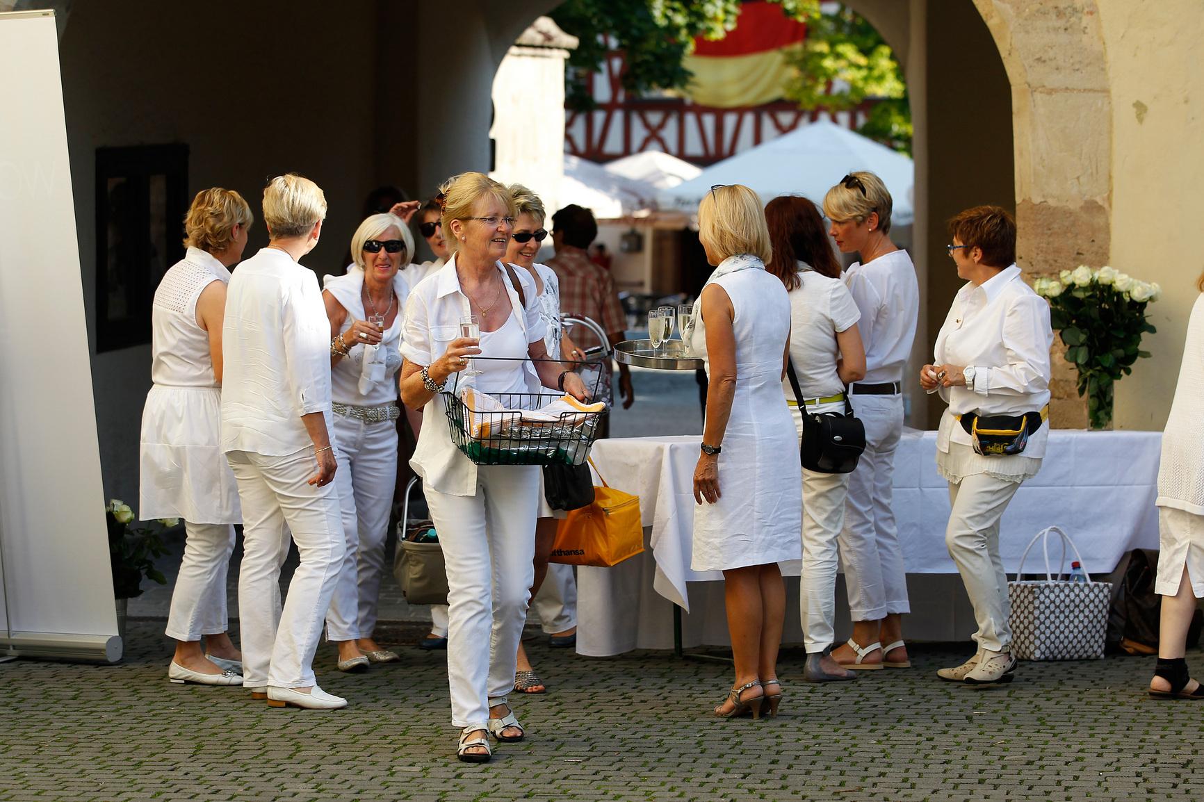 Sommer &amp; Sekt im Schlosshof: Dîner in Weiß in Herzogenaurach | Nordbayern