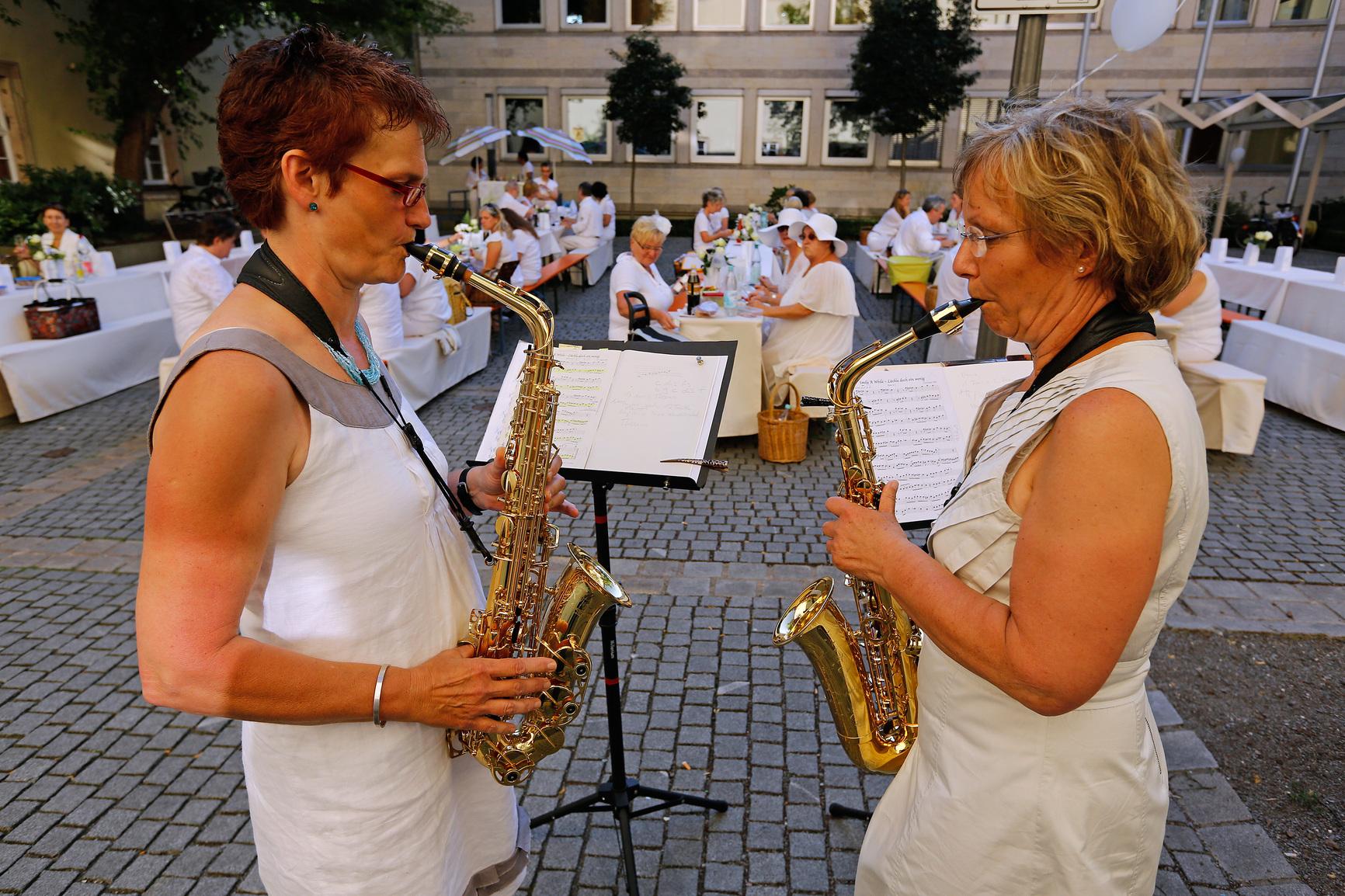 Sommer &amp; Sekt im Schlosshof: Dîner in Weiß in Herzogenaurach | Nordbayern