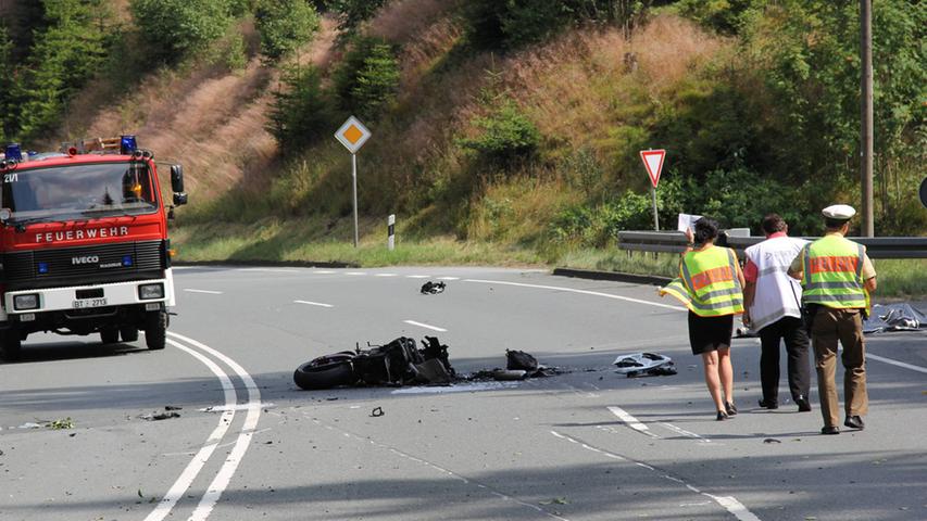 Motorrad prallt mit Lkw zusammen: 24-jähriger Biker stirbt