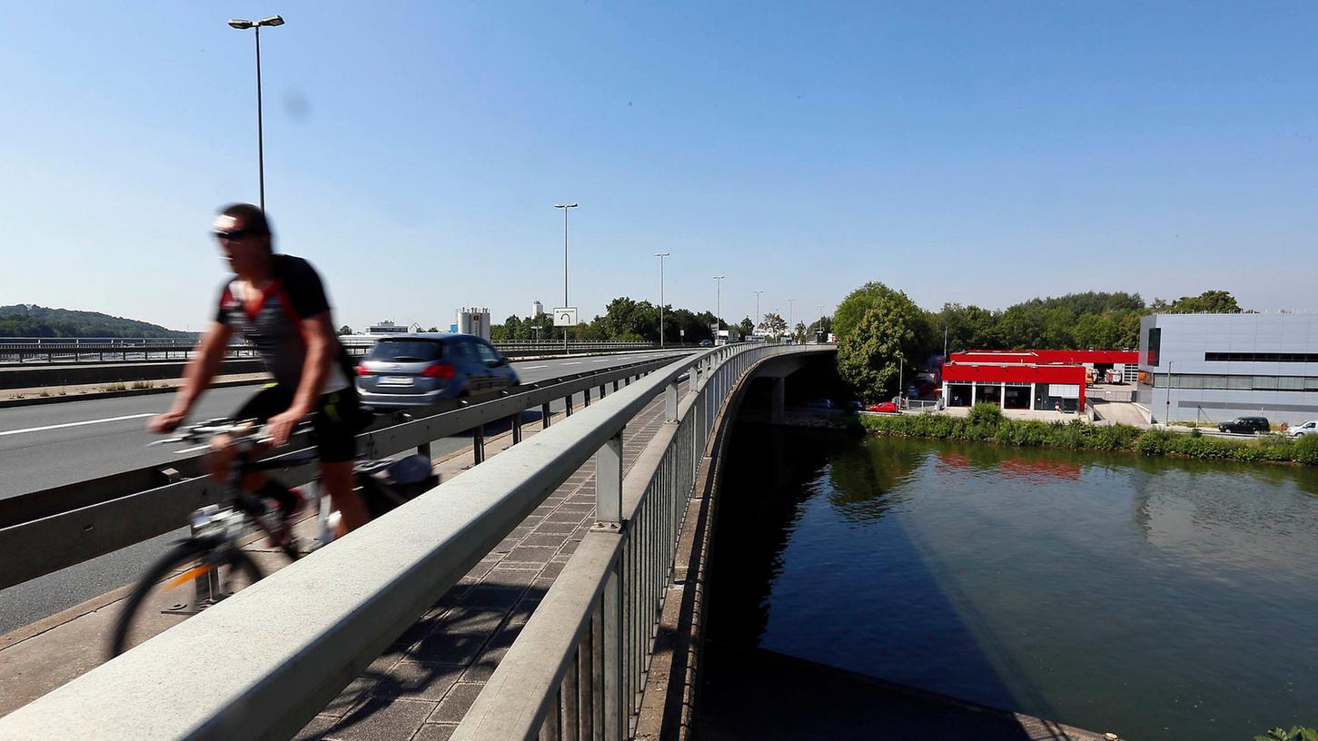 Die Brücke in der Hafenstraße, die über den Main-Donau-Kanal und die Tangente führt, braucht einen großen Teil des Sanierungsgeldes.