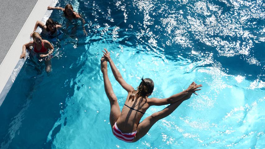 Ab ins kühle Nass! Bei diesen Temperaturen ist das Freibad für die Herzogenauracher die perfekte Abkühlung und zugleich ein großer Badespaß. Nebenbei trainieren Realschüler im Becken für den "Herzoman"-Triathlon.