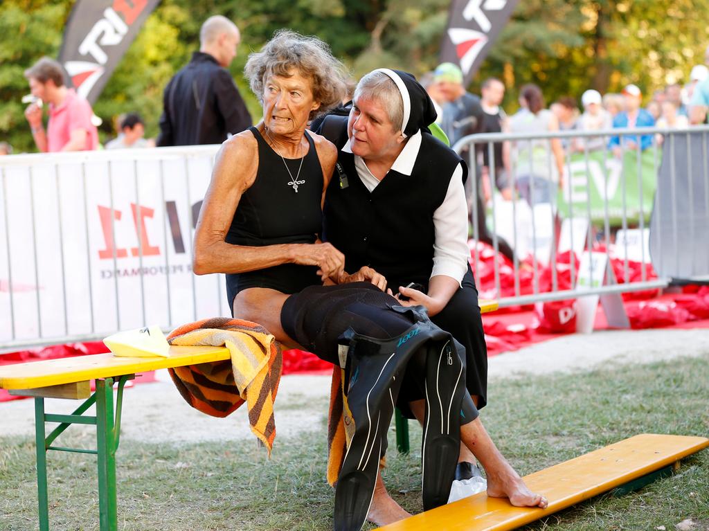 Madonna Buder und Schwester Gerda beim Wechsel.