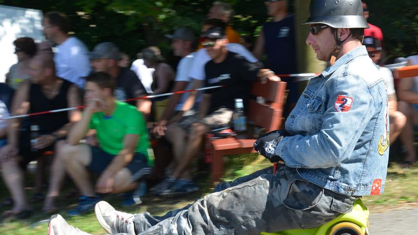 Mit Helm und Bier: Bobbycar-Rennen beim Heidecker Heimatfest