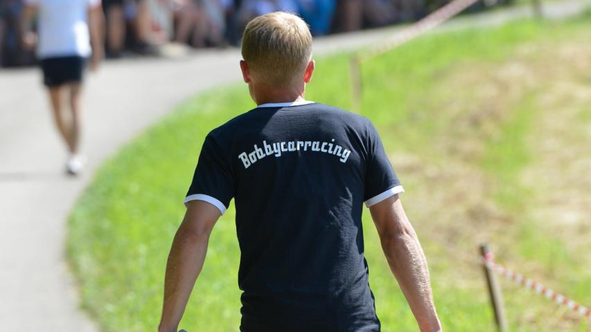 Mit Helm und Bier: Bobbycar-Rennen beim Heidecker Heimatfest