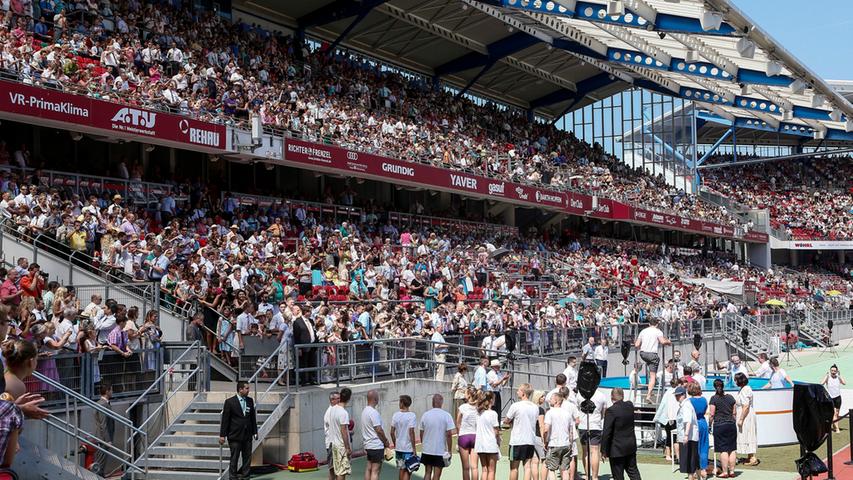 Zeugen Jehovas taufen im Grundig-Stadion - und Tausende kommen