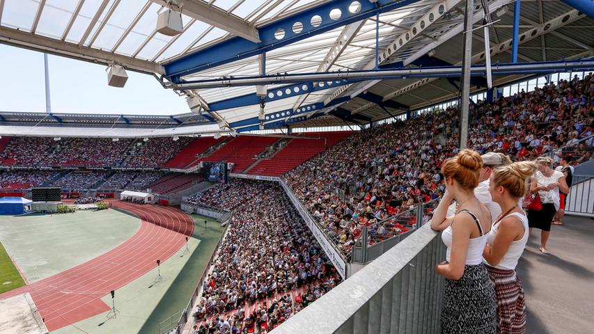 Zeugen Jehovas taufen im Grundig-Stadion - und Tausende kommen