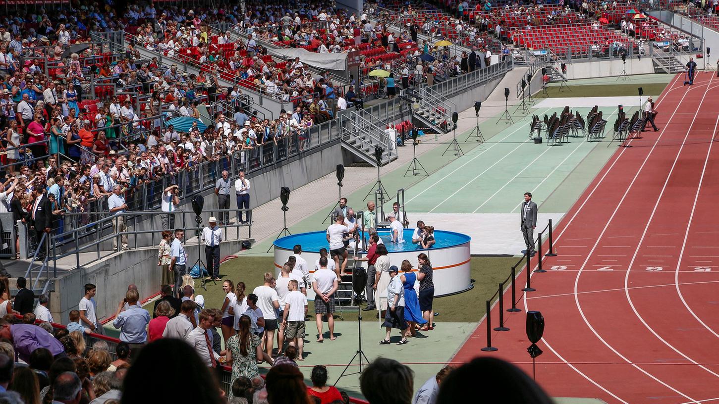 Bei einer Veranstaltung im Grundig-Stadion im Sommer 2014 kamen Zehntausende Zeugen Jehovas, um sich taufen zu lassen.