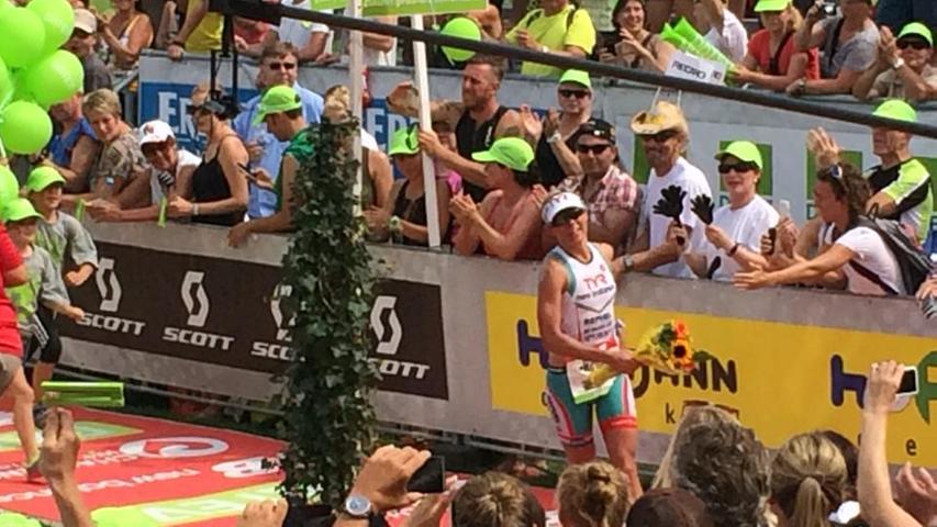 Die Australierin Mirinda Carfrae ging als erste Frau durchs Ziel: In 08:38:53 Stunden bewältigte sie die Strecke und erzielte damit die zweitbeste Zeit aller Zeiten.