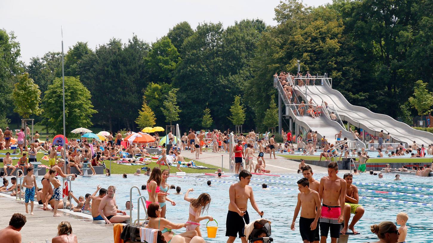 Das Westbad zieht an heißen Sommertagen Tausende Nürnberger an.