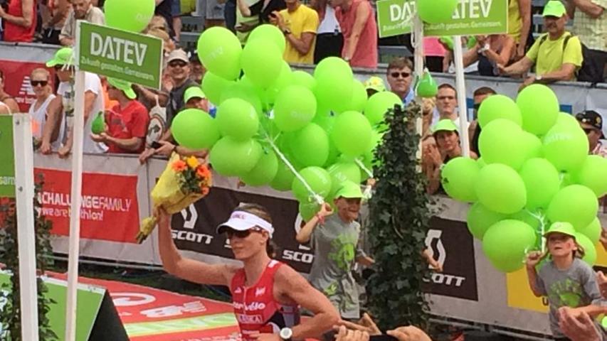 Immer wieder einer der Höhepunkte beim Challenge-Triathlon in Roth: Die Emotionen beim Zieleinlauf: Caroline Steffen schaffte es dieses Jahr mit einer Zeit von 08:48:42 auf den dritten Platz.