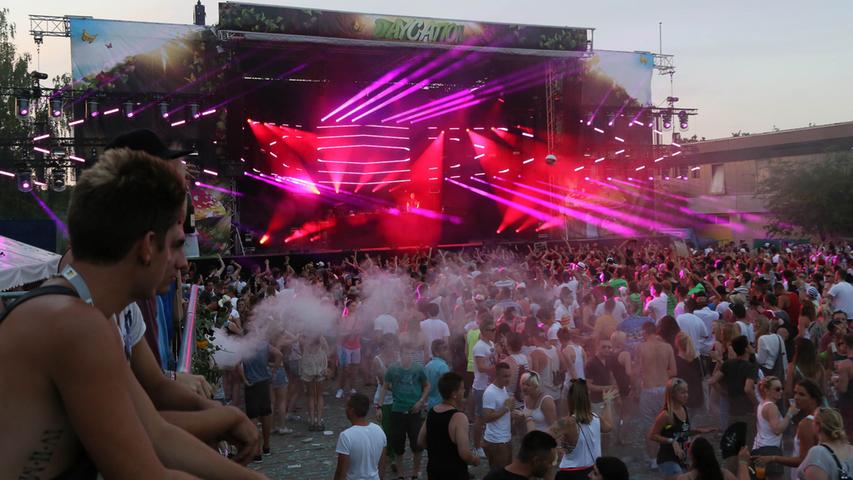 Tanzwut in der Sommerhitze: Das Daycation-Festival in Höchstadt lockt wieder Tausende Besucher. Im kommenden Jahr darf sogar zwei Tage lang gefeiert werden. Auch die Ex-Disko Puls wird wiederbelebt.