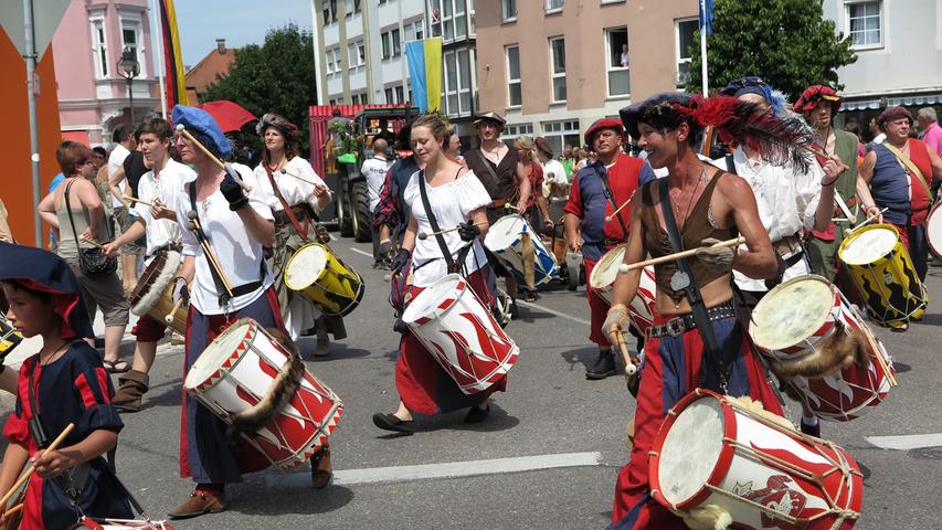 Piraten und Geheimagenten beim Treuchtlinger Volksfestzug