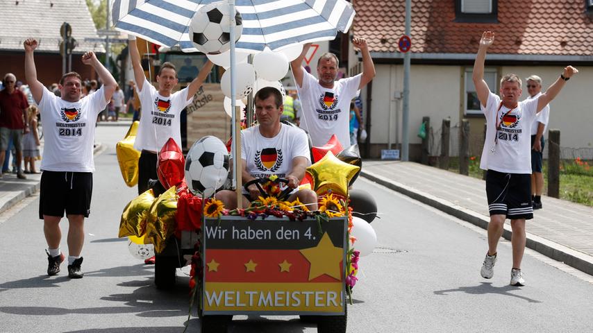 WM-Stimmung und Sommerlaune beim Kirchweihzug in Boxdorf
