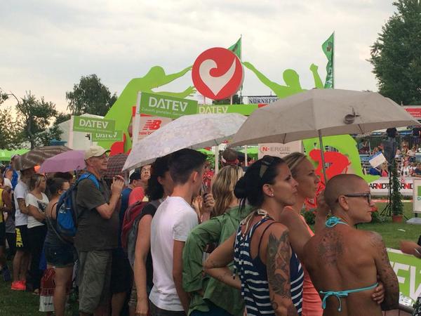 Das Wetter im Triathlon-Stadion von Roth ist nicht mehr ganz so schön. Die Fans bleiben trotzdem.