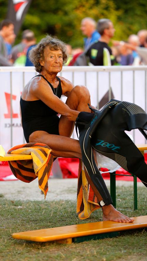 Schwester Madonna Buder ist eine richtige Powerfrau. Die 83-Jährige hat in ihrem Leben bereits bei über 340 Triathlon-Rennen mitgemacht, davon 45 Langdistanzen.