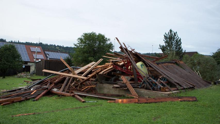 Der Raum Weißenburg blieb von schweren Unwettern nicht verschont. In Niederhofen wurde im Juli eine Holzhütte und mehrere Bäume umgerissen.