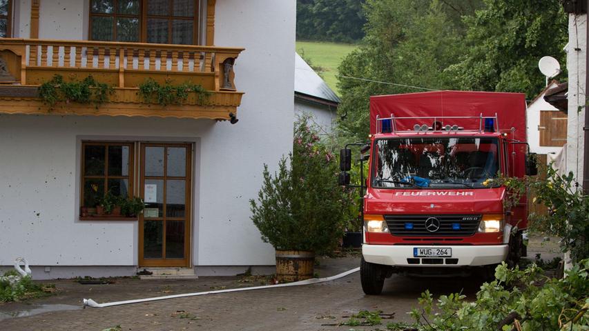 Schweres Unwetter bei Weißenburg: Feuerwehr im Dauereinsatz