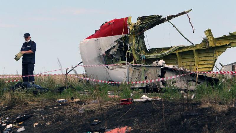 17. Juli 2014 : Eine Passagiermaschine der Malaysia Airlines stürzt im Osten der Ukraine ab. 295 Menschen kommen dabei ums Leben. Ihre Leichen liegen teilweise noch viele Tage nach dem Unglück an der Absturzstelle. Kiew und die Separatisten werfen sich gegenseitig einen Abschuss des Flugzeugs vor.