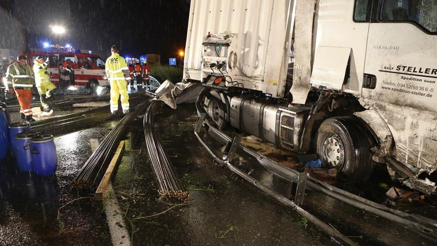 Lkw-Unfall auf A9: Eisenstangen in Gegenverkehr geschleudert