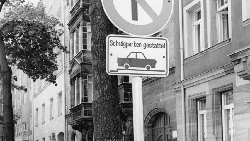 Nürnbergs Verkehrsaufsichtsamt als Erfinder der Parkerlaubnissymbole hat auch dieses neue Kennzeichen entworfen: Schrägparken, wo viel Platz ist. Hier geht es zum Artikel: 31. Juli 1964: Mehr "Grün" für Gehsteigparker .