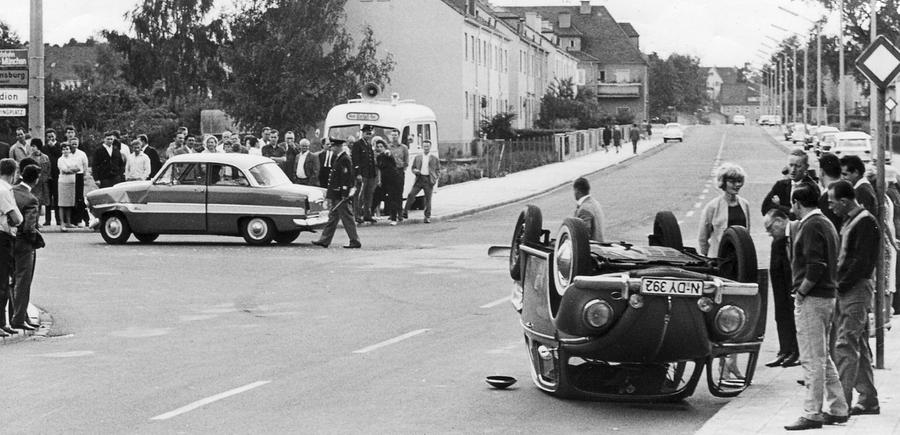 Drei Leichtverletzte gab es an der Kreuzung Valznerweiher- / Waldluststraße, als zwei Autos aufeinanderprallten und der eine Wagen auf den Kopf gestellt wurde. Das war einer von 13 Unfällen am Wochenende in der Stadt, bei der 13 Menschen verletzt wurden. Der Sachschaden hielt sich in Grenzen. Hier geht es zum Artikel: 3. August 1964: Schrecken für die Insassen: Auto stand kopf .