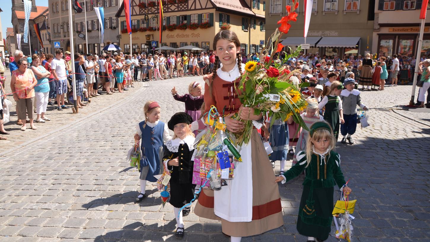 Das Glück, vom Dreißigjährigen Krieg verschont geblieben zu sein, feiert Dinkelsbühl traditionell mit einem farbenprächtigen Fest. Die Kinderzeche lockt jedes Jahr tausende Besucher an.
Das Glück, vom Dreißigjährigen Krieg verschont geblieben zu sein, feiert Dinkelsbühl traditionell mit einem farbenprächtigen Fest. Die Kinderzeche lockt jedes Jahr tausende Besucher an.
