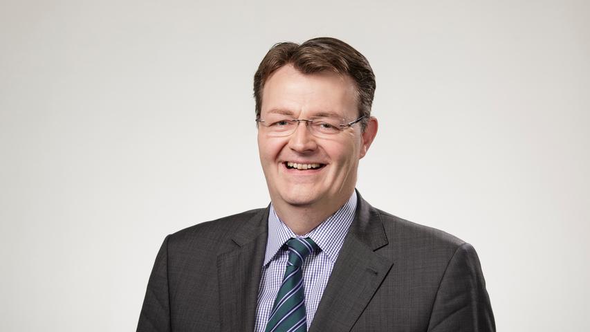 "Zumindest der Zeitpunkt ist schon eine Überraschung. Jetzt haben wir eine bedenkliche Situation, aber keine Katastrophe. Es gibt ja eine Reihe von Optionen." Eine Minderheitenregierung aber sei "keine Dauerlösung". Und eine Neuwahl? "Keiner glaubt, dass sie ein wesentlich anderes Ergebnis brächte. Außerdem sind wir keine Bananenrepublik, die solange wählen lässt, bis es den Politikern passt." Wie Freller favorisiert Frieser eine Neuauflage der großen Koalition: "Eine Partei mit der demokratischen Tradition der SPD sollte sich zumindest zu Gesprächen bereit erklären. Sie kann nicht in der Schmollecke bleiben." "Zumindest der Zeitpunkt ist schon eine Überraschung. Jetzt haben wir eine bedenkliche Situation, aber keine Katastrophe. Es gibt ja eine Reihe von Optionen." Eine Minderheitenregierung aber sei "keine Dauerlösung". Und eine Neuwahl? "Keiner glaubt, dass sie ein wesentlich anderes Ergebnis brächte. Außerdem sind wir keine Bananenrepublik, die solange wählen lässt, bis es den Politikern passt." Wie Freller favorisiert Frieser eine Neuauflage der großen Koalition: "Eine Partei mit der demokratischen Tradition der SPD sollte sich zumindest zu Gesprächen bereit erklären. Sie kann nicht in der Schmollecke bleiben."